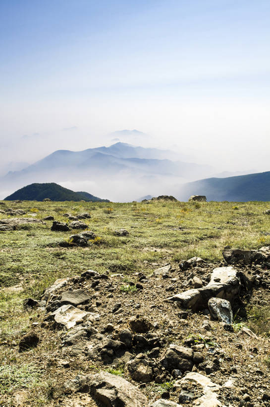 无人,竖图,室外,白天,旅游,度假,草地,草原,石头,美景,丘陵,山,山脉,雾,标志建筑,地标,建筑,中国,亚洲,曲折,地平线,景观,建筑群,娱乐,建设,草,绿色,风景,天空,自然,享受,休闲,景色,放松,季节,摄影,宁静,环境,生态,自然风光,自然现象,东亚,地貌,河北省,张家口,坎坷,崎岖,自然地理,岩石,秋天,彩图,旅行,广角,张北县,bj175