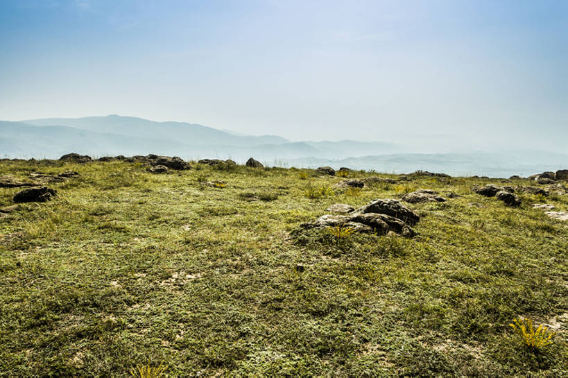 无人,横图,室外,白天,旅游,度假,草地,草原,石头,美景,丘陵,山,山脉,雾,标志建筑,地标,建筑,中国,亚洲,曲折,地平线,景观,云,建筑群,娱乐,建设,草,绿色,风景,天空,自然,享受,休闲,景色,放松,季节,摄影,宁静,环境,生态,自然风光,自然现象,东亚,地貌,河北省,张家口,坎坷,崎岖,自然地理,岩石,秋天,彩图,旅行,广角,张北县,bj175