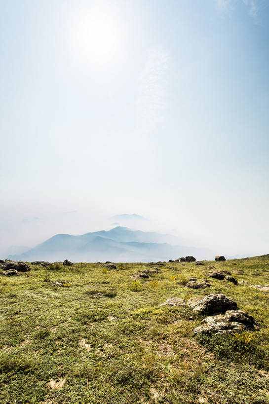 无人,竖图,室外,白天,旅游,度假,草地,草原,石头,美景,丘陵,山,山脉,雾,标志建筑,地标,建筑,中国,亚洲,曲折,地平线,景观,云,建筑群,娱乐,建设,草,绿色,风景,天空,自然,享受,休闲,景色,放松,季节,摄影,宁静,环境,生态,自然风光,自然现象,东亚,地貌,河北省,张家口,坎坷,崎岖,自然地理,岩石,秋天,彩图,旅行,广角,张北县,bj175