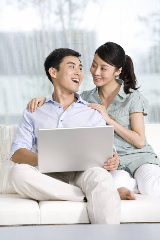 东方人,两个人,家庭,夫妻,客厅,坐,笑,微笑,露齿笑,竖图,室内,白天,正面,衬衫,爱情,快乐,笔记本电脑,互联网,技术,窗户,沙发,中国,亚洲,连接,敲打,公寓,浪漫,拿着,休闲装,输入,绿色,社区,打字,张嘴,舒服,温暖,温馨,一家人,面对面,恩爱,搭,恋人,生活方式,家庭妇女,点击,敲击,和睦,便利,起居室,搭着,关爱,近景,网上冲浪,张大嘴巴,东亚,北京市,无线电技术,异性恋,按键,计算机,男人,男性,年轻男性,年轻女性,女人,女性,亚洲人,中国人,年轻人,夫妇,情侣,张开嘴,彩图,爱,深情,伴侣,融洽,一见钟情,bj175