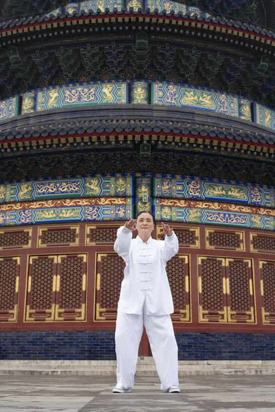 东方人,老年人,一个人,天坛,站,举,竖图,彩色,室外,白天,留白,正面,运动服,制服,化妆,美容,旅游,度假,运动,信心,技术,武术,美景,名胜古迹,标志建筑,地标,建筑,中国,亚洲,仅一个女性,仅一个人,护肤,遗迹,景观,首都,年轻,注视,古迹,历史,文物,娱乐,建设,古建筑,自然,地标建筑,观察,看,托,保养,太极拳,享受,休闲,健康,休闲服,旅游胜地,景色,放松,活力,平衡,保健,仅一个老年女性,生活方式,观看,技巧,五颜六色,色彩斑斓,控制,权威,察看,退休,专心,太极,享乐,练习,关注,中国文化,自然风光,决心,努力,手艺,五彩缤纷,古文明,东亚,养颜,北京市,五彩斑斓,古代文明,灵性,技能,技艺,五光十色,无忧无虑,认真,老年女性,女人,女性,亚洲人,中国人,休闲活动,举起,举手,举着,向上举,向上伸,向上托,彩图,全身,妙技,SPA美容,传统文化,本领,忍耐力,bj175