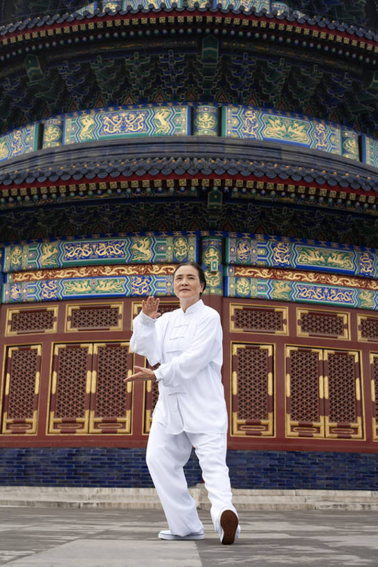 东方人,老年人,一个人,天坛,站,举,竖图,彩色,室外,白天,留白,正面,运动服,制服,化妆,美容,旅游,度假,运动,信心,技术,武术,美景,名胜古迹,标志建筑,地标,建筑,中国,亚洲,仅一个女性,仅一个人,护肤,遗迹,景观,首都,年轻,注视,古迹,历史,文物,娱乐,建设,古建筑,自然,地标建筑,观察,看,手势,托,保养,太极拳,享受,休闲,健康,休闲服,旅游胜地,景色,放松,活力,保健,仅一个老年女性,生活方式,观看,技巧,五颜六色,色彩斑斓,控制,权威,察看,退休,专心,太极,享乐,练习,关注,中国文化,自然风光,决心,努力,手艺,五彩缤纷,古文明,东亚,养颜,北京市,五彩斑斓,古代文明,灵性,技能,技艺,五光十色,无忧无虑,认真,老年女性,女人,女性,亚洲人,中国人,休闲活动,举起,举手,举着,向上举,向上伸,向上托,彩图,全身,妙技,SPA美容,打手势,传统文化,本领,忍耐力,bj175
