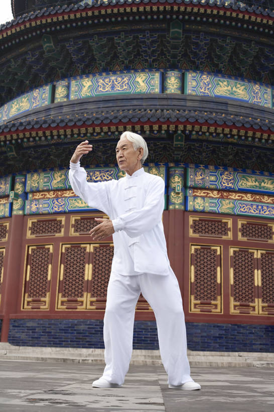 东方人,老年人,头发,一个人,天坛,站,举,竖图,彩色,室外,白天,留白,正面,运动服,制服,化妆,美容,旅游,度假,运动,信心,技术,武术,美景,名胜古迹,标志建筑,地标,建筑,中国,亚洲,仅一个男性,仅一个人,护肤,遗迹,景观,首都,年轻,注视,古迹,历史,文物,娱乐,建设,古建筑,白色,自然,地标建筑,观察,看,手势,托,仅一个老年男性,保养,太极拳,享受,休闲,健康,休闲服,旅游胜地,景色,放松,活力,保健,生活方式,观看,技巧,五颜六色,色彩斑斓,控制,权威,察看,退休,专心,太极,享乐,练习,关注,中国文化,自然风光,决心,努力,手艺,五彩缤纷,古文明,东亚,养颜,北京市,五彩斑斓,古代文明,灵性,技能,技艺,五光十色,无忧无虑,认真,老年男性,男人,男性,亚洲人,中国人,休闲活动,举起,举手,举着,向上举,向上伸,向上托,彩图,全身,妙技,SPA美容,打手势,传统文化,本领,忍耐力,bj175