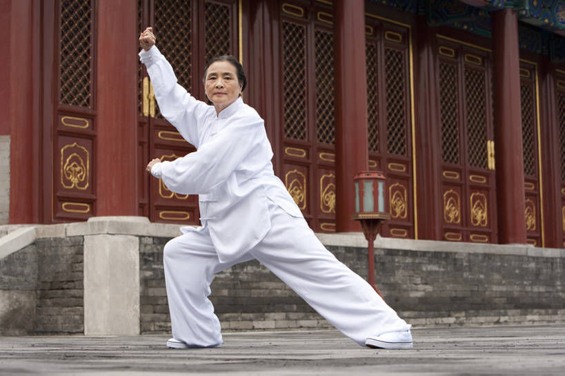 东方人,老年人,一个人,天坛,站,举,横图,竖图,室外,白天,留白,正面,仰视,运动服,制服,化妆,美容,旅游,度假,运动,信心,技术,武术,美景,名胜古迹,标志建筑,地标,建筑,中国,亚洲,仅一个女性,仅一个人,护肤,伸展,遗迹,景观,首都,年轻,注视,古迹,历史,文物,娱乐,建设,古建筑,红色,白色,自然,地标建筑,观察,看,手势,托,保养,太极拳,享受,休闲,健康,休闲服,旅游胜地,景色,放松,活力,保健,仅一个老年女性,生活方式,观看,技巧,控制,权威,察看,退休,专心,太极,享乐,练习,关注,中国文化,自然风光,决心,努力,手艺,古文明,东亚,养颜,北京市,古代文明,灵性,技能,技艺,无忧无虑,认真,老年女性,女人,女性,亚洲人,中国人,休闲活动,举起,举手,举着,向上举,向上伸,向上托,彩图,低角度拍摄,全身,妙技,SPA美容,打手势,传统文化,本领,忍耐力,bj175