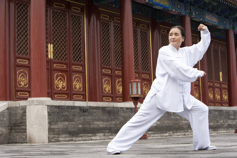 东方人,老年人,一个人,天坛,站,举,横图,室外,白天,留白,正面,仰视,运动服,制服,化妆,美容,旅游,度假,运动,信心,技术,武术,美景,名胜古迹,标志建筑,地标,建筑,中国,亚洲,仅一个女性,仅一个人,护肤,伸展,遗迹,景观,首都,年轻,注视,古迹,历史,文物,娱乐,建设,古建筑,红色,白色,自然,地标建筑,观察,看,手势,托,保养,太极拳,享受,休闲,健康,休闲服,旅游胜地,景色,放松,活力,保健,仅一个老年女性,生活方式,观看,技巧,控制,权威,察看,退休,专心,太极,享乐,练习,关注,中国文化,自然风光,决心,努力,手艺,古文明,东亚,养颜,北京市,古代文明,灵性,技能,技艺,无忧无虑,认真,老年女性,女人,女性,亚洲人,中国人,休闲活动,举起,举手,举着,向上举,向上伸,向上托,彩图,低角度拍摄,全身,妙技,SPA美容,打手势,传统文化,本领,忍耐力,bj175