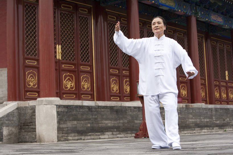 东方人,老年人,一个人,天坛,站,举,横图,室外,白天,留白,正面,仰视,运动服,制服,化妆,美容,旅游,度假,运动,信心,技术,武术,美景,名胜古迹,标志建筑,地标,建筑,中国,亚洲,仅一个女性,仅一个人,护肤,伸展,遗迹,景观,首都,年轻,注视,古迹,历史,文物,娱乐,建设,古建筑,红色,白色,自然,地标建筑,观察,看,手势,托,保养,太极拳,享受,休闲,健康,休闲服,旅游胜地,景色,放松,活力,保健,仅一个老年女性,生活方式,观看,技巧,控制,权威,察看,退休,专心,太极,享乐,练习,关注,中国文化,自然风光,决心,努力,手艺,古文明,东亚,养颜,北京市,古代文明,灵性,技能,技艺,无忧无虑,认真,老年女性,女人,女性,亚洲人,中国人,休闲活动,举起,举手,举着,向上举,向上伸,向上托,彩图,低角度拍摄,全身,妙技,SPA美容,打手势,传统文化,本领,忍耐力,bj175