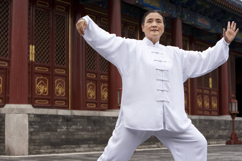 东方人,老年人,一个人,天坛,站,举,横图,室外,白天,留白,正面,仰视,运动服,制服,化妆,美容,旅游,度假,运动,信心,技术,武术,美景,名胜古迹,标志建筑,地标,建筑,中国,亚洲,仅一个女性,仅一个人,护肤,遗迹,景观,首都,年轻,注视,古迹,历史,文物,娱乐,建设,古建筑,红色,白色,自然,地标建筑,观察,看,手势,托,保养,太极拳,享受,休闲,健康,休闲服,旅游胜地,景色,放松,活力,保健,仅一个老年女性,生活方式,观看,技巧,控制,权威,察看,退休,专心,太极,享乐,练习,关注,近景,中国文化,自然风光,决心,努力,手艺,古文明,东亚,养颜,北京市,古代文明,灵性,技能,技艺,无忧无虑,认真,老年女性,女人,女性,亚洲人,中国人,休闲活动,举起,举手,举着,向上举,向上伸,向上托,彩图,低角度拍摄,妙技,SPA美容,打手势,传统文化,本领,忍耐力,bj175