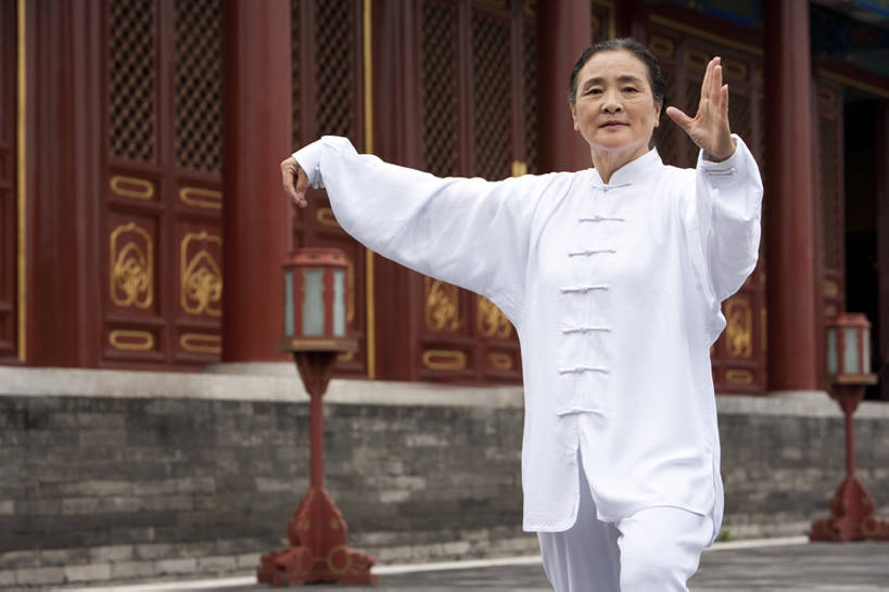 东方人,老年人,一个人,天坛,站,举,横图,室外,白天,留白,正面,仰视,运动服,制服,化妆,美容,旅游,度假,运动,信心,技术,武术,美景,名胜古迹,标志建筑,地标,建筑,中国,亚洲,仅一个女性,仅一个人,护肤,遗迹,景观,首都,年轻,注视,古迹,历史,文物,娱乐,建设,古建筑,红色,白色,自然,地标建筑,观察,看,手势,托,保养,太极拳,享受,休闲,健康,休闲服,旅游胜地,景色,放松,活力,保健,仅一个老年女性,生活方式,观看,技巧,控制,权威,察看,退休,专心,太极,享乐,练习,关注,近景,中国文化,自然风光,决心,努力,手艺,古文明,东亚,养颜,北京市,古代文明,灵性,技能,技艺,无忧无虑,认真,老年女性,女人,女性,亚洲人,中国人,休闲活动,举起,举手,举着,向上举,向上伸,向上托,彩图,低角度拍摄,妙技,SPA美容,打手势,传统文化,本领,忍耐力,bj175