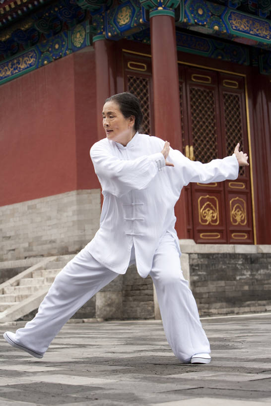 东方人,老年人,一个人,天坛,站,举,竖图,室外,白天,留白,正面,仰视,运动服,制服,化妆,美容,旅游,度假,运动,信心,技术,武术,美景,名胜古迹,标志建筑,地标,建筑,中国,亚洲,仅一个女性,仅一个人,护肤,遗迹,景观,首都,年轻,注视,古迹,历史,文物,娱乐,建设,古建筑,红色,白色,自然,地标建筑,观察,看,手势,托,站着,保养,太极拳,享受,休闲,健康,休闲服,旅游胜地,景色,放松,活力,保健,仅一个老年女性,生活方式,观看,技巧,单腿,动作,控制,权威,察看,退休,专心,太极,享乐,练习,关注,中国文化,自然风光,决心,努力,手艺,古文明,东亚,养颜,北京市,古代文明,灵性,技能,技艺,无忧无虑,认真,老年女性,女人,女性,亚洲人,中国人,休闲活动,举起,举手,举着,向上举,向上伸,向上托,站立,彩图,低角度拍摄,全身,妙技,SPA美容,打手势,传统文化,本领,忍耐力,bj175