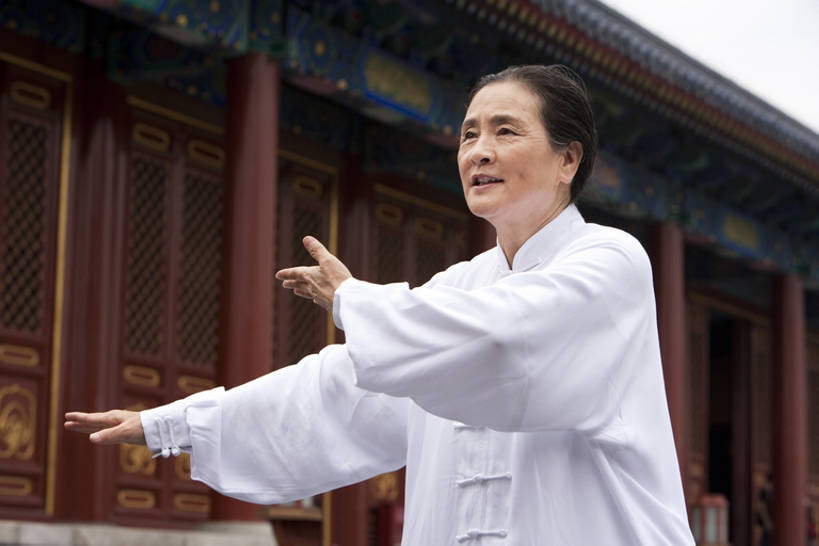 东方人,老年人,一个人,天坛,举,横图,室外,白天,留白,仰视,运动服,制服,化妆,美容,旅游,度假,运动,信心,技术,武术,美景,名胜古迹,标志建筑,地标,建筑,中国,亚洲,仅一个女性,仅一个人,护肤,遗迹,景观,首都,年轻,注视,古迹,历史,文物,娱乐,建设,古建筑,红色,白色,自然,地标建筑,观察,看,手势,托,保养,太极拳,享受,休闲,健康,休闲服,旅游胜地,景色,放松,活力,保健,仅一个老年女性,生活方式,观看,技巧,控制,权威,察看,退休,专心,太极,享乐,练习,关注,中国文化,自然风光,决心,努力,手艺,古文明,东亚,养颜,北京市,古代文明,灵性,技能,技艺,无忧无虑,认真,老年女性,女人,女性,亚洲人,中国人,休闲活动,举起,举手,举着,向上举,向上伸,向上托,半身,彩图,低角度拍摄,妙技,SPA美容,打手势,传统文化,本领,忍耐力,bj175