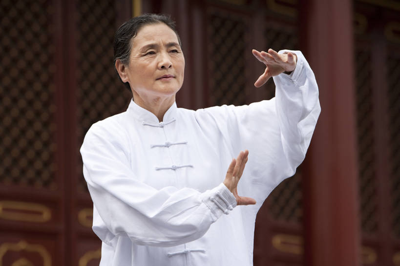 东方人,老年人,一个人,天坛,站,举,横图,室外,白天,留白,正面,运动服,制服,化妆,美容,旅游,度假,运动,信心,技术,武术,美景,名胜古迹,标志建筑,地标,建筑,中国,亚洲,仅一个女性,仅一个人,护肤,遗迹,景观,首都,年轻,注视,古迹,历史,文物,娱乐,建设,古建筑,红色,白色,自然,地标建筑,观察,看,手势,托,保养,太极拳,享受,休闲,健康,休闲服,旅游胜地,景色,放松,活力,保健,仅一个老年女性,生活方式,观看,技巧,控制,权威,察看,退休,专心,太极,享乐,练习,关注,中国文化,自然风光,决心,努力,手艺,古文明,东亚,养颜,北京市,古代文明,灵性,技能,技艺,无忧无虑,认真,老年女性,女人,女性,亚洲人,中国人,休闲活动,举起,举手,举着,向上举,向上伸,向上托,半身,彩图,妙技,SPA美容,打手势,传统文化,本领,忍耐力,bj175