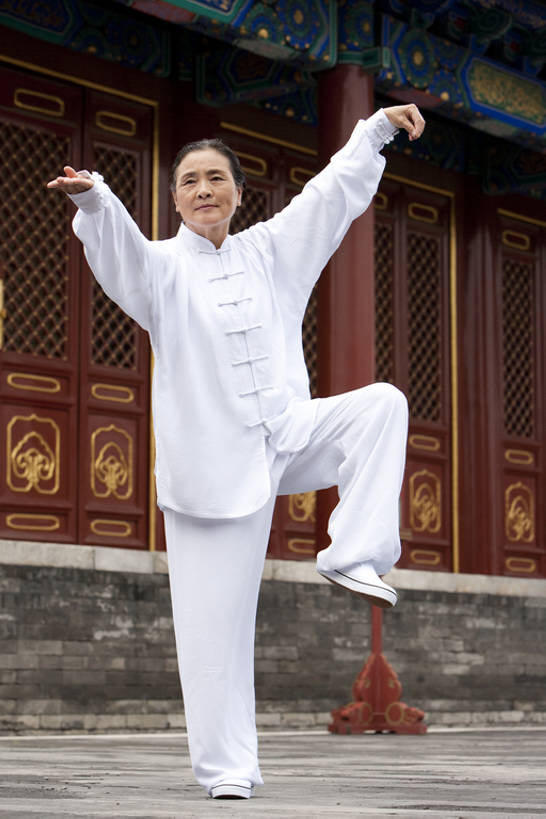 东方人,老年人,一个人,天坛,站,举,竖图,室外,白天,留白,正面,仰视,运动服,制服,化妆,美容,旅游,度假,运动,信心,技术,武术,美景,名胜古迹,标志建筑,地标,建筑,中国,亚洲,仅一个女性,仅一个人,护肤,遗迹,景观,首都,年轻,注视,古迹,历史,文物,娱乐,建设,古建筑,红色,白色,自然,地标建筑,观察,看,手势,托,站着,保养,太极拳,享受,休闲,健康,休闲服,旅游胜地,景色,放松,活力,保健,仅一个老年女性,生活方式,观看,技巧,单腿,控制,权威,察看,退休,专心,太极,享乐,练习,关注,中国文化,自然风光,决心,努力,手艺,古文明,东亚,养颜,北京市,古代文明,灵性,技能,技艺,无忧无虑,认真,老年女性,女人,女性,亚洲人,中国人,休闲活动,举起,举手,举着,向上举,向上伸,向上托,站立,彩图,低角度拍摄,全身,妙技,SPA美容,打手势,传统文化,本领,忍耐力,bj175