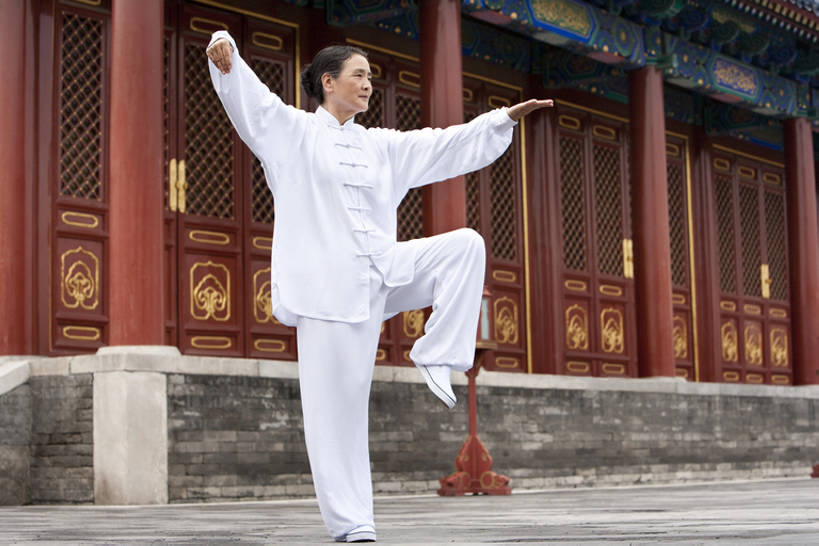 东方人,老年人,一个人,天坛,站,举,横图,室外,白天,留白,正面,侧面,仰视,运动服,制服,化妆,美容,旅游,度假,运动,信心,技术,武术,美景,名胜古迹,标志建筑,地标,建筑,中国,亚洲,仅一个女性,仅一个人,护肤,遗迹,景观,首都,年轻,注视,古迹,历史,文物,娱乐,建设,古建筑,红色,白色,自然,地标建筑,观察,看,手势,托,站着,保养,太极拳,享受,休闲,健康,休闲服,旅游胜地,景色,放松,活力,保健,仅一个老年女性,生活方式,观看,技巧,单腿,控制,权威,察看,退休,专心,太极,享乐,练习,关注,中国文化,自然风光,决心,努力,手艺,古文明,东亚,养颜,北京市,古代文明,灵性,技能,技艺,无忧无虑,认真,老年女性,女人,女性,亚洲人,中国人,休闲活动,举起,举手,举着,向上举,向上伸,向上托,站立,彩图,低角度拍摄,全身,妙技,SPA美容,打手势,传统文化,本领,忍耐力,bj175