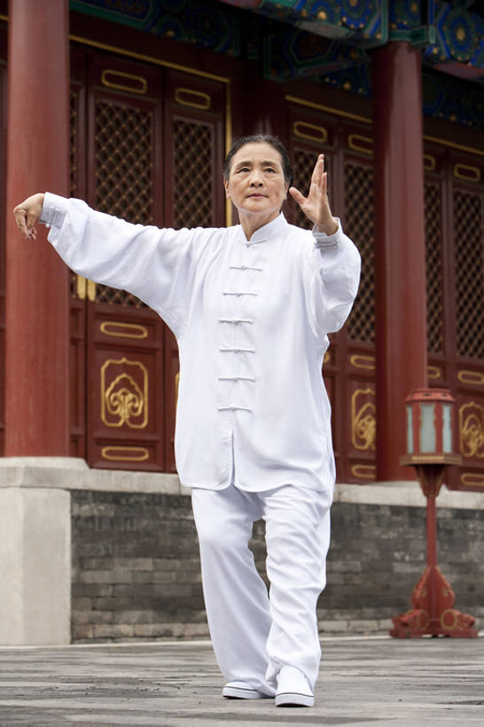 东方人,老年人,一个人,天坛,站,举,竖图,室外,白天,留白,正面,仰视,运动服,制服,化妆,美容,旅游,度假,运动,信心,技术,武术,美景,名胜古迹,标志建筑,地标,建筑,中国,亚洲,仅一个女性,仅一个人,护肤,遗迹,景观,首都,年轻,注视,古迹,历史,文物,娱乐,建设,古建筑,红色,白色,自然,地标建筑,观察,看,手势,托,保养,太极拳,享受,休闲,健康,休闲服,旅游胜地,景色,放松,活力,保健,仅一个老年女性,生活方式,观看,技巧,控制,权威,察看,退休,专心,太极,享乐,练习,关注,中国文化,自然风光,决心,努力,手艺,古文明,东亚,养颜,北京市,古代文明,灵性,技能,技艺,无忧无虑,认真,老年女性,女人,女性,亚洲人,中国人,休闲活动,举起,举手,举着,向上举,向上伸,向上托,彩图,低角度拍摄,全身,妙技,SPA美容,打手势,传统文化,本领,忍耐力,bj175