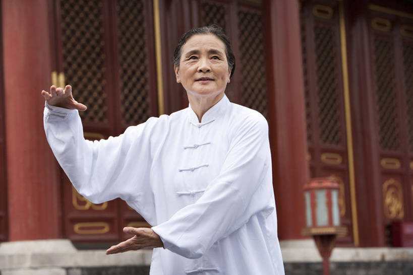 东方人,老年人,一个人,天坛,站,举,横图,室外,白天,留白,正面,运动服,制服,化妆,美容,旅游,度假,运动,信心,技术,武术,美景,名胜古迹,标志建筑,地标,建筑,中国,亚洲,仅一个女性,仅一个人,护肤,遗迹,景观,首都,年轻,注视,古迹,历史,文物,娱乐,建设,古建筑,红色,白色,自然,地标建筑,观察,看,手势,托,保养,太极拳,享受,休闲,健康,休闲服,旅游胜地,景色,放松,活力,保健,仅一个老年女性,生活方式,观看,技巧,控制,权威,察看,退休,专心,太极,享乐,练习,关注,中国文化,自然风光,决心,努力,手艺,古文明,东亚,养颜,北京市,古代文明,灵性,技能,技艺,无忧无虑,认真,老年女性,女人,女性,亚洲人,中国人,休闲活动,举起,举手,举着,向上举,向上伸,向上托,半身,彩图,妙技,SPA美容,打手势,传统文化,本领,忍耐力,bj175