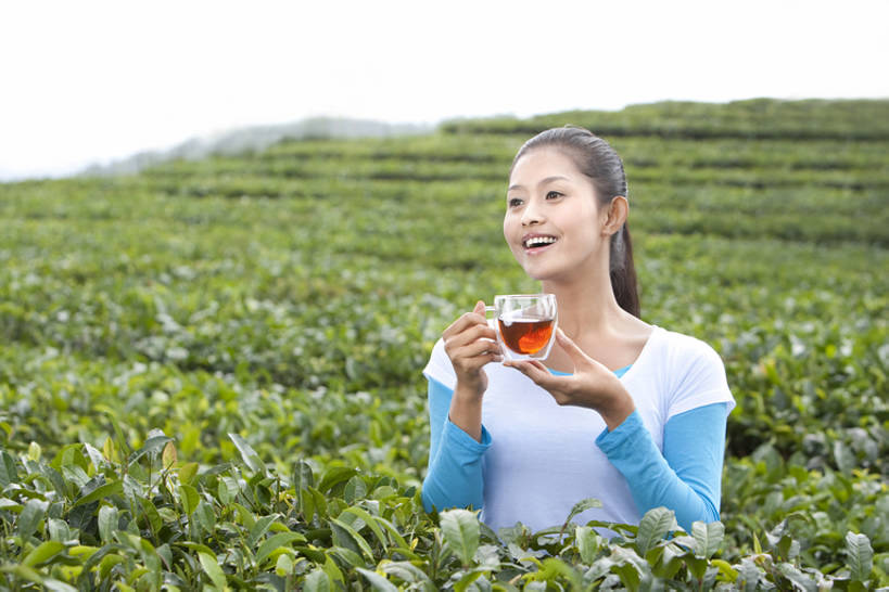 东方人,一个人,站,笑,微笑,露齿笑,横图,竖图,室外,白天,留白,正面,快乐,农业,美景,叶子,中国,亚洲,仅一个年轻女性,仅一个女性,仅一个人,喝,种植,景观,田地,绿茶,茶叶,T恤,拿着,休闲装,茶园,饮食,绿色,天空,自然,张嘴,健康,汉字,景色,茂密,茂盛,宁静,环境,享乐,清新,中国文化,自然风光,张大嘴巴,东亚,健康食物,种植园,纯净,云南省,罕见,荒僻,偏僻,偏远,冷僻,年轻女性,女人,女性,亚洲人,中国人,年轻人,茶杯,张开嘴,半身,彩图,传统文化,bj175