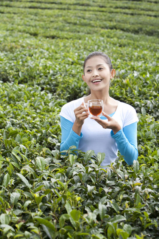 东方人,一个人,站,笑,微笑,露齿笑,竖图,室外,白天,留白,正面,快乐,农业,美景,叶子,中国,亚洲,仅一个年轻女性,仅一个女性,仅一个人,喝,种植,景观,田地,绿茶,茶叶,T恤,拿着,休闲装,茶园,饮食,绿色,自然,张嘴,健康,景色,茂密,茂盛,宁静,环境,享乐,清新,中国文化,自然风光,张大嘴巴,东亚,健康食物,种植园,纯净,云南省,罕见,荒僻,偏僻,偏远,冷僻,年轻女性,女人,女性,亚洲人,中国人,年轻人,茶杯,张开嘴,半身,彩图,传统文化,bj175