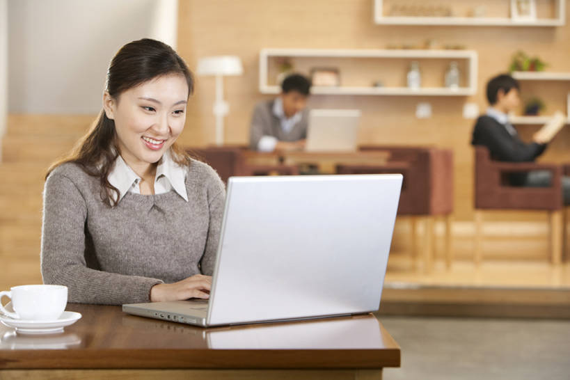 咖啡,东方人,成年人,脸,头,脸颊,三个人,坐,笑,微笑,露齿笑,横图,室内,留白,通讯,笔记本电脑,互联网,技术,桌子,中国,亚洲,敲打,咖啡杯,休闲装,输入,饮食,肩膀,打字,休闲,放松,生活方式,点击,敲击,便利,享乐,都市风光,网上冲浪,东亚,北京市,无线电技术,无忧无虑,按键,男人,男性,年轻男性,年轻女性,女人,女性,亚洲人,中国人,年轻人,头部,脸部,脸蛋,面部,彩图,欢乐,咖啡馆,一见钟情,bj175