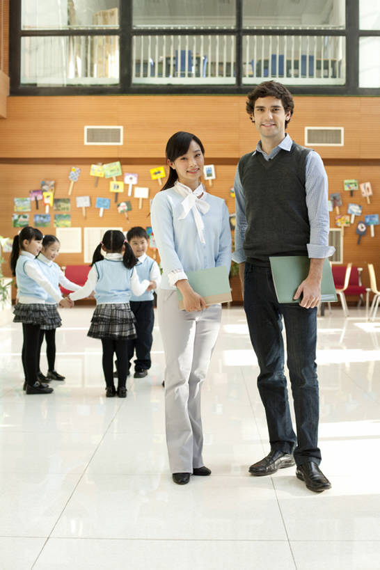 东方人,儿童,学生,教师,学校,教学楼,站,笑,微笑,露齿笑,竖图,室内,正面,衬衫,裙子,游戏,快乐,友谊,纯洁,合作,团队,技术,中国,亚洲,连接,服装,并排,背心,教育,玩,拿着,注视,休闲装,娱乐,校园,小孩,衣服,社区,观察,教,看,站着,休闲,教室,校服,可爱,童年,童趣,服饰,观看,活动,技巧,英文字母,权威,察看,知识,享乐,衣着,愉悦,穿着,发泄,关注,消遣,运送,智力,文档,手艺,童真,东亚,烂漫,无邪,北京市,宣泄,衣饰,教员,技能,技艺,天真,团结,男孩,男人,男性,年轻男性,年轻女性,女孩,女人,女性,亚洲人,中国人,孩子,年轻人,老师,书,手牵手,玩耍,嬉戏,站立,彩图,全身,教学大楼,小学,妙技,先生,男生,女生,本领,小学生,白色人种,bj175