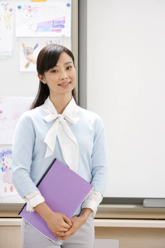 东方人,一个人,学生,教师,学校,教学楼,站,笑,微笑,露齿笑,竖图,室内,正面,快乐,纯洁,中国,亚洲,仅一个年轻女性,仅一个女性,仅一个人,服装,文件夹,教育,拿着,注视,休闲装,校园,衣服,白板,教科书,观察,教,看,教室,可爱,童年,童趣,服饰,观看,权威,察看,知识,享乐,衣着,穿着,关注,青春期,运送,童真,东亚,烂漫,无邪,北京市,衣饰,教员,天真,年轻女性,女人,女性,亚洲人,中国人,年轻人,老师,书,半身,彩图,教学大楼,小学,先生,小学生,bj175