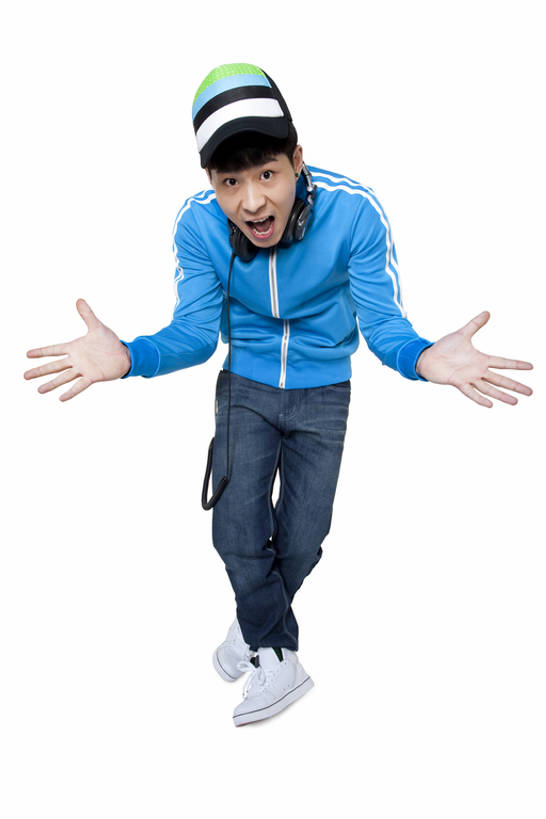 东方人,成年人,一个人,站,举,竖图,白色背景,正面,运动服,时尚,兴奋,自由,信心,技术,北京,中国,亚洲,仅一个男性,仅一个人,服装,音乐,听,注视,牛仔裤,休闲装,漂亮,刺激,仅一个年轻男性,衣服,耳机,观察,看,手势,托,张嘴,休闲,表情,鸭舌帽,个性,活力,摄影,服饰,影棚,生活方式,观看,技巧,察看,酷,嘻哈,衣着,愉悦,穿着,关注,时髦,摄影棚,肖像,手艺,张大嘴巴,东亚,霹雳舞,衣饰,时兴,茄克,技能,技艺,男人,男性,年轻男性,亚洲人,中国人,年轻人,张开嘴,舞者,举起,举手,举着,双腿交叉,向上举,向上伸,向上托,彩图,全身,影棚拍摄,拍摄,舞蹈,妙技,打手势,运动装,本领,流行音乐,摆拍,态度,广角,bj175