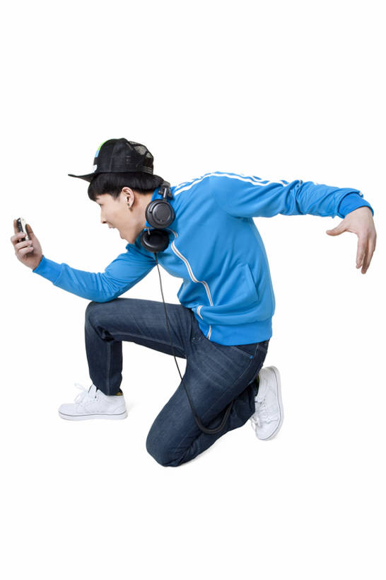 东方人,成年人,一个人,蹲,举,打电话,竖图,白色背景,侧面,运动服,时尚,通讯,兴奋,技术,手机,北京,中国,亚洲,仅一个男性,仅一个人,服装,联系,音乐,听,拿着,牛仔裤,休闲装,漂亮,刺激,仅一个年轻男性,衣服,耳机,看,手势,托,张嘴,休闲,表情,鸭舌帽,个性,摄影,服饰,影棚,生活方式,便利,酷,嘻哈,衣着,愉悦,穿着,时髦,摄影棚,发短信,张大嘴巴,智能手机,东亚,衣饰,无线电技术,时兴,茄克,男人,男性,年轻男性,亚洲人,中国人,年轻人,张开嘴,跪着,举起,举手,举着,向上举,向上伸,向上托,彩图,全身,影棚拍摄,拍摄,打手势,运动装,流行音乐,摆拍,态度,bj175