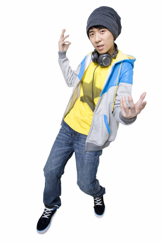 东方人,成年人,一个人,站,举,竖图,白色背景,正面,时尚,快乐,满意,信心,帽子,北京,中国,亚洲,仅一个男性,仅一个人,音乐,听,拿着,注视,牛仔裤,休闲装,漂亮,刺激,仅一个年轻男性,耳机,观察,看,手势,托,休闲,休闲服,个性,摄影,影棚,生活方式,观看,察看,酷,嘻哈,享乐,愉悦,关注,时髦,摄影棚,肖像,东亚,时兴,无忧无虑,男人,男性,年轻男性,亚洲人,中国人,年轻人,举起,举手,举着,向上举,向上伸,向上托,彩图,全身,影棚拍摄,欢乐,拍摄,打手势,流行音乐,摆拍,态度,广角,bj175