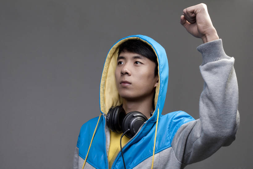 东方人,成年人,脸,头,脸颊,一个人,举,横图,留白,正面,时尚,信心,北京,中国,亚洲,仅一个男性,仅一个人,服装,音乐,休闲装,肩膀,仅一个年轻男性,衣服,耳机,手势,托,休闲,休闲服,连帽衫,个性,力量,摄影,服饰,酷,嘻哈,帽衫,东亚,男人,男性,年轻男性,亚洲人,中国人,年轻人,头部,脸部,脸蛋,面部,拳头,举起,举手,举着,向上举,向上伸,向上托,彩图,影棚拍摄,打手势,流行音乐,bj175