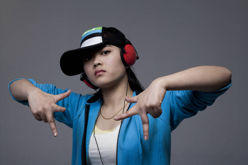 东方人,成年人,一个人,横图,留白,正面,时尚,信心,北京,中国,亚洲,仅一个年轻女性,仅一个女性,仅一个人,音乐,注视,休闲装,耳机,观察,看,手势,个性,摄影,观看,察看,酷,嘻哈,关注,肖像,东亚,年轻女性,女人,女性,亚洲人,中国人,年轻人,半身,彩图,影棚拍摄,打手势,流行音乐,bj175