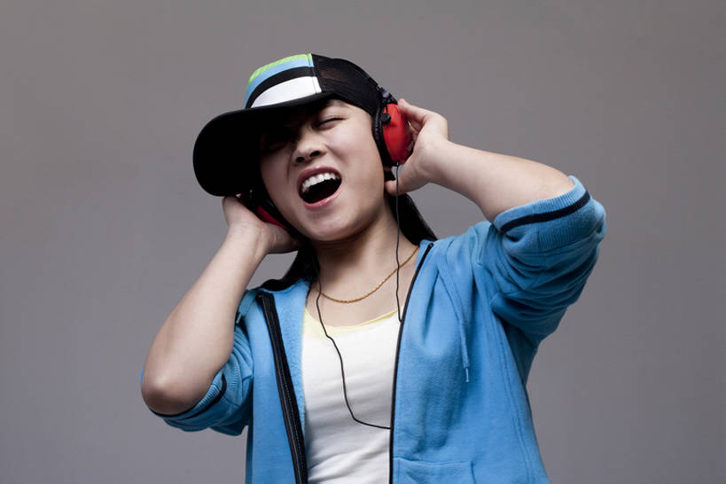 东方人,成年人,一个人,微笑,横图,留白,正面,时尚,快乐,幸福,信心,北京,中国,亚洲,仅一个年轻女性,仅一个女性,仅一个人,音乐,休闲装,耳机,个性,摄影,唱,酷,嘻哈,享乐,肖像,东亚,年轻女性,女人,女性,亚洲人,中国人,年轻人,闭着眼睛,半身,彩图,影棚拍摄,欢乐,流行音乐,bj175