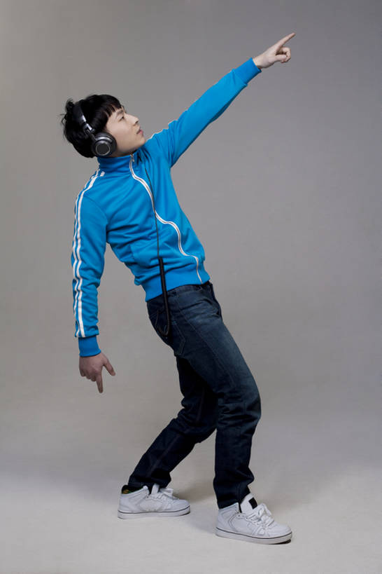 东方人,成年人,一个人,竖图,正面,运动服,时尚,北京,中国,亚洲,仅一个男性,仅一个人,指,服装,音乐,听,指点,牛仔裤,休闲装,方向,仅一个年轻男性,衣服,耳机,手势,个性,摄影,服饰,酷,嘻哈,指向,衣着,穿着,东亚,衣饰,男人,男性,年轻男性,亚洲人,中国人,年轻人,半身,彩图,影棚拍摄,打手势,运动装,流行音乐,bj175