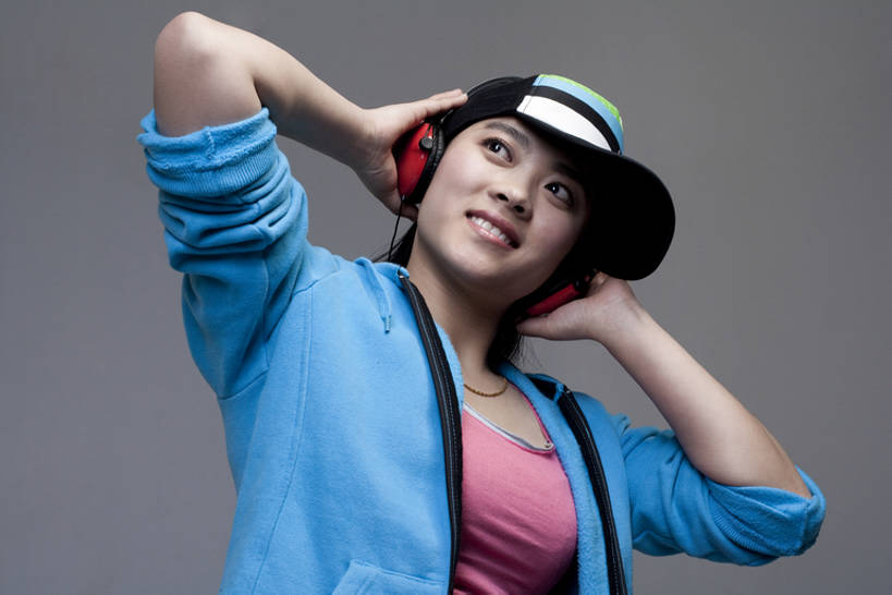 东方人,成年人,一个人,微笑,横图,留白,正面,时尚,快乐,幸福,信心,北京,中国,亚洲,仅一个年轻女性,仅一个女性,仅一个人,音乐,注视,休闲装,耳机,观察,看,个性,遮,遮掩,摄影,观看,察看,掩盖,酷,嘻哈,享乐,遮挡,关注,肖像,东亚,遮盖,掩饰,年轻女性,女人,女性,亚洲人,中国人,年轻人,半身,彩图,影棚拍摄,欢乐,捂住,流行音乐,bj175