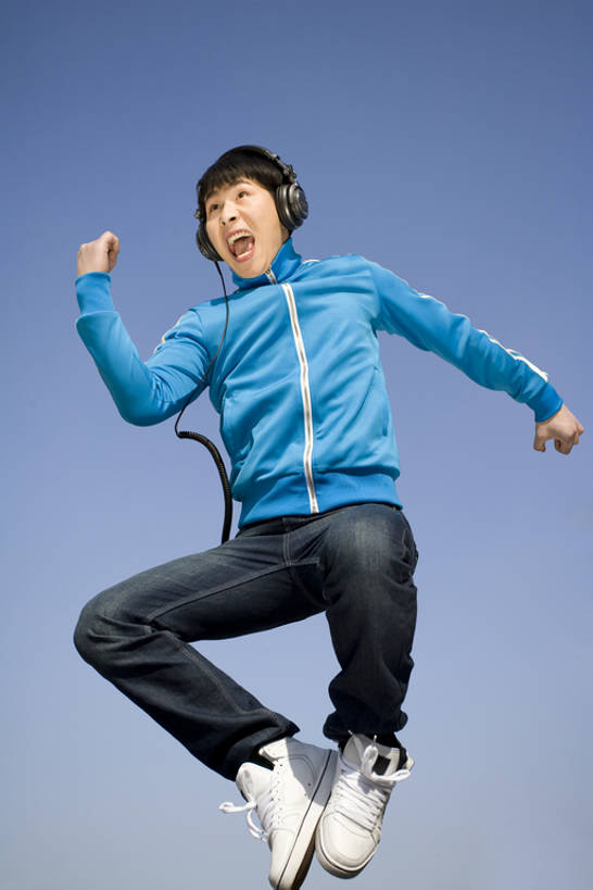 东方人,成年人,一个人,跳,举,笑,微笑,露齿笑,竖图,室外,正面,仰视,时尚,快乐,信心,北京,中国,亚洲,仅一个男性,仅一个人,半空,音乐,抬腿,牛仔裤,休闲装,漂亮,刺激,仅一个年轻男性,蓝色,天空,耳机,春天,托,张嘴,休闲,表情,个性,活力,摄影,生活方式,动作,酷,嘻哈,享乐,愉悦,时髦,张大嘴巴,东亚,万里无云,时兴,男人,男性,年轻男性,亚洲人,中国人,年轻人,张开嘴,举起,举手,举着,向上举,向上伸,向上托,彩图,低角度拍摄,全身,欢乐,流行音乐,态度,bj175