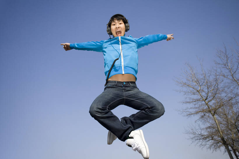 东方人,成年人,一个人,跳,举,笑,微笑,露齿笑,横图,室外,正面,仰视,时尚,快乐,信心,北京,中国,亚洲,仅一个男性,仅一个人,半空,音乐,抬腿,注视,牛仔裤,休闲装,漂亮,刺激,仅一个年轻男性,蓝色,天空,耳机,春天,观察,看,托,张嘴,休闲,表情,个性,活力,摄影,生活方式,观看,动作,察看,酷,嘻哈,享乐,愉悦,关注,时髦,张大嘴巴,东亚,万里无云,时兴,男人,男性,年轻男性,亚洲人,中国人,年轻人,张开嘴,举起,举手,举着,向上举,向上伸,向上托,彩图,低角度拍摄,全身,欢乐,流行音乐,态度,bj175