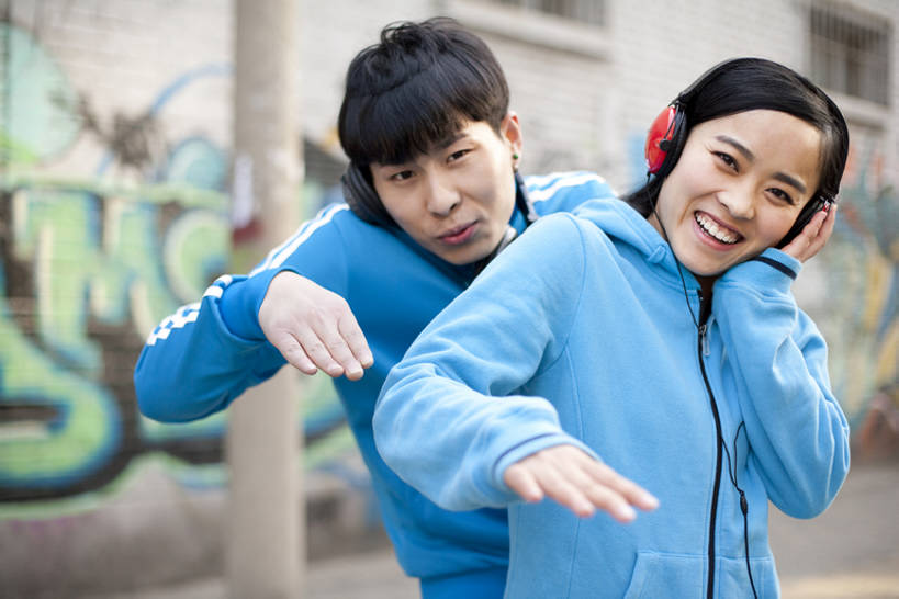 东方人,成年人,脸,头,脸颊,两个人,夫妻,笑,微笑,横图,室外,正面,爱情,时尚,快乐,友谊,幸福,信心,城市,街道,北京,中国,亚洲,服装,浪漫,音乐,听,注视,休闲装,漂亮,肩膀,衣服,耳机,观察,看,休闲,休闲服,连帽衫,恩爱,个性,媒体,恋人,摄影,服饰,生活方式,观看,司仪,察看,酷,嘻哈,享乐,愉悦,关注,时髦,广播,肖像,主持人,帽衫,市区,主持,东亚,陪同,节目主持人,时兴,陪伴,异性恋,男人,男性,年轻男性,年轻女性,女人,女性,亚洲人,中国人,年轻人,头部,脸部,脸蛋,面部,夫妇,情侣,彩图,欢乐,涂鸦,伴侣,流行音乐,态度,伴随,bj175