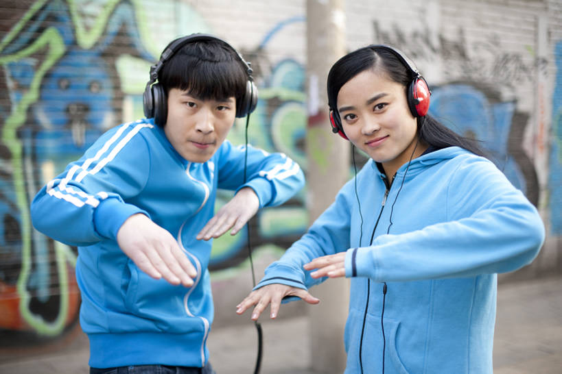 东方人,成年人,两个人,夫妻,微笑,横图,室外,正面,爱情,时尚,快乐,友谊,幸福,信心,城市,街道,北京,中国,亚洲,服装,浪漫,音乐,听,注视,休闲装,漂亮,衣服,耳机,观察,看,休闲,休闲服,连帽衫,恩爱,个性,媒体,恋人,摄影,服饰,生活方式,观看,司仪,察看,酷,嘻哈,享乐,愉悦,关注,时髦,广播,肖像,主持人,帽衫,市区,主持,东亚,陪同,节目主持人,时兴,陪伴,异性恋,男人,男性,年轻男性,年轻女性,女人,女性,亚洲人,中国人,年轻人,夫妇,情侣,半身,彩图,欢乐,涂鸦,伴侣,流行音乐,态度,伴随,bj175