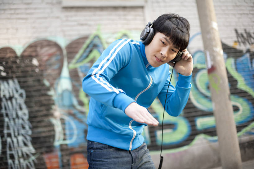 东方人,成年人,一个人,横图,室外,留白,正面,运动服,时尚,信心,城市,街道,北京,中国,亚洲,仅一个男性,仅一个人,服装,音乐,听,注视,休闲装,漂亮,仅一个年轻男性,衣服,耳机,观察,看,休闲,个性,媒体,摄影,服饰,生活方式,观看,司仪,察看,酷,嘻哈,享乐,衣着,愉悦,穿着,关注,时髦,广播,肖像,主持人,市区,主持,东亚,节目主持人,衣饰,时兴,男人,男性,年轻男性,亚洲人,中国人,年轻人,半身,彩图,涂鸦,运动装,流行音乐,态度,bj175