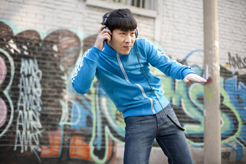 东方人,成年人,一个人,横图,室外,留白,正面,运动服,时尚,信心,城市,街道,北京,中国,亚洲,仅一个男性,仅一个人,服装,音乐,听,注视,休闲装,漂亮,仅一个年轻男性,衣服,耳机,观察,看,休闲,个性,媒体,摄影,服饰,生活方式,观看,司仪,察看,酷,嘻哈,享乐,衣着,愉悦,穿着,关注,时髦,广播,肖像,主持人,市区,主持,东亚,节目主持人,衣饰,时兴,男人,男性,年轻男性,亚洲人,中国人,年轻人,彩图,涂鸦,运动装,流行音乐,态度,bj175