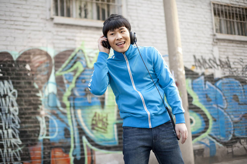 东方人,成年人,一个人,笑,横图,室外,留白,正面,运动服,时尚,信心,城市,街道,北京,中国,亚洲,仅一个男性,仅一个人,服装,音乐,听,注视,休闲装,漂亮,仅一个年轻男性,衣服,耳机,观察,看,休闲,个性,摄影,服饰,生活方式,观看,察看,酷,嘻哈,享乐,衣着,愉悦,穿着,关注,时髦,肖像,市区,东亚,衣饰,时兴,男人,男性,年轻男性,亚洲人,中国人,年轻人,彩图,涂鸦,运动装,流行音乐,态度,bj175