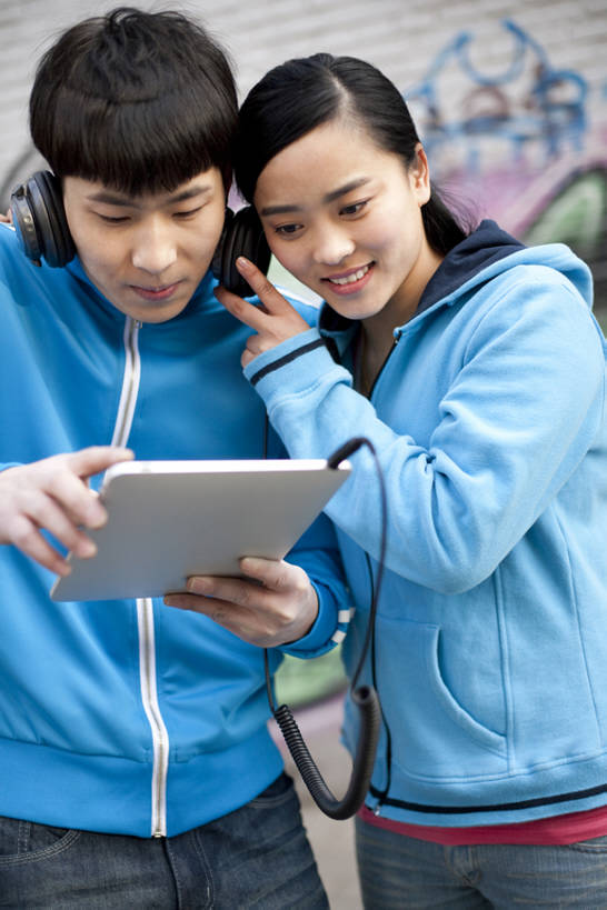 东方人,成年人,两个人,夫妻,微笑,竖图,室外,留白,正面,爱情,时尚,游戏,快乐,通讯,友谊,幸福,分享,信心,电脑,笔记本电脑,技术,城市,街道,北京,中国,亚洲,敲打,服装,网络,触摸屏,浪漫,音乐,听,玩,休闲装,漂亮,娱乐,输入,通讯设备,衣服,耳机,打字,休闲,休闲服,连帽衫,恩爱,个性,恋人,摄影,服饰,生活方式,活动,点击,敲击,无线,酷,嘻哈,享乐,愉悦,发泄,时髦,消遣,智力,通信设备,无线网络,网上冲浪,帽衫,市区,无线上网,便携式电脑,平板电脑,东亚,陪同,宣泄,无线电技术,时兴,陪伴,异性恋,按键,手提电脑,男人,男性,年轻男性,年轻女性,女人,女性,亚洲人,中国人,年轻人,夫妇,情侣,触摸,玩耍,嬉戏,半身,彩图,欢乐,涂鸦,伴侣,流行音乐,态度,伴随,bj175