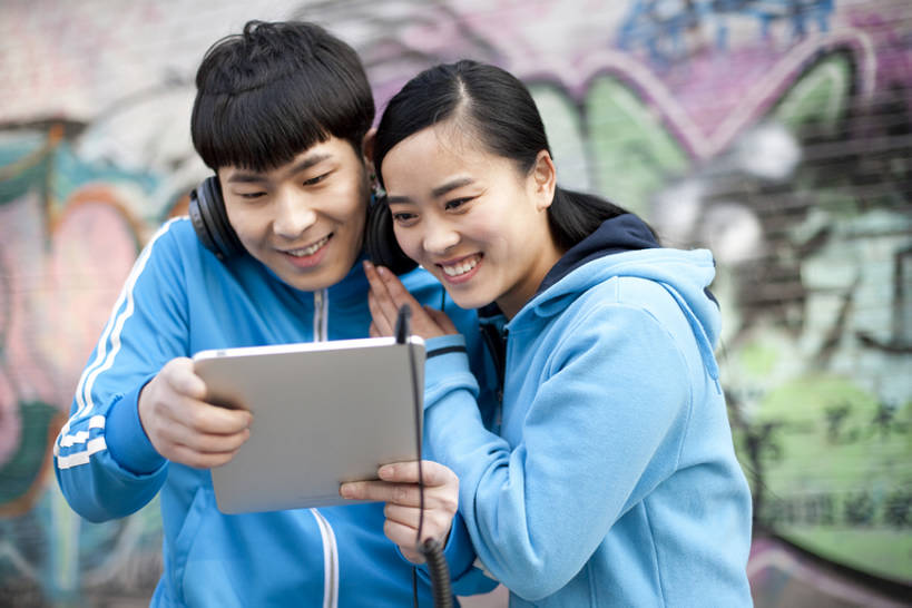 东方人,成年人,两个人,夫妻,微笑,横图,室外,留白,正面,爱情,时尚,游戏,快乐,通讯,友谊,幸福,分享,信心,电脑,笔记本电脑,技术,城市,街道,北京,中国,亚洲,敲打,服装,网络,触摸屏,浪漫,音乐,听,玩,休闲装,漂亮,娱乐,输入,通讯设备,衣服,耳机,打字,休闲,休闲服,连帽衫,恩爱,个性,恋人,摄影,服饰,生活方式,活动,点击,敲击,无线,酷,嘻哈,享乐,愉悦,发泄,时髦,消遣,智力,通信设备,无线网络,网上冲浪,帽衫,市区,无线上网,便携式电脑,平板电脑,东亚,陪同,宣泄,无线电技术,时兴,陪伴,异性恋,按键,手提电脑,男人,男性,年轻男性,年轻女性,女人,女性,亚洲人,中国人,年轻人,夫妇,情侣,触摸,玩耍,嬉戏,半身,彩图,欢乐,涂鸦,伴侣,流行音乐,态度,伴随,bj175