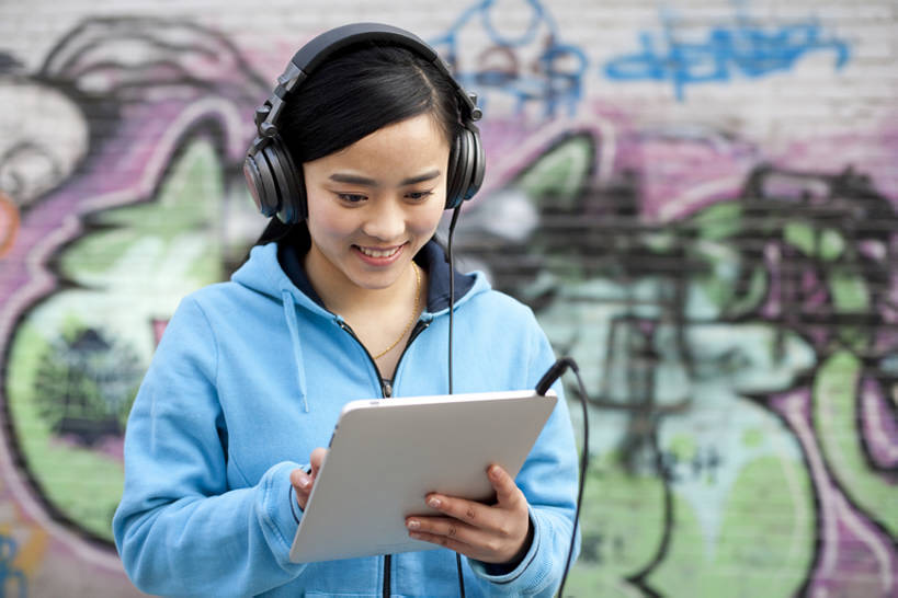 东方人,成年人,一个人,微笑,横图,室外,留白,正面,时尚,快乐,通讯,幸福,信心,电脑,笔记本电脑,技术,城市,街道,北京,中国,亚洲,仅一个年轻女性,仅一个女性,仅一个人,敲打,服装,网络,触摸屏,音乐,听,休闲装,漂亮,输入,通讯设备,衣服,耳机,打字,休闲,休闲服,连帽衫,个性,摄影,服饰,生活方式,点击,敲击,无线,酷,嘻哈,享乐,愉悦,时髦,通信设备,无线网络,网上冲浪,帽衫,市区,无线上网,便携式电脑,平板电脑,东亚,无线电技术,时兴,按键,手提电脑,年轻女性,女人,女性,亚洲人,中国人,年轻人,触摸,半身,彩图,欢乐,涂鸦,流行音乐,态度,bj175