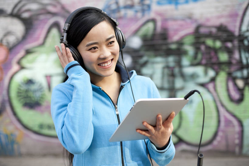 东方人,成年人,一个人,微笑,横图,室外,留白,正面,时尚,快乐,通讯,幸福,信心,电脑,笔记本电脑,技术,城市,街道,北京,中国,亚洲,仅一个年轻女性,仅一个女性,仅一个人,敲打,服装,网络,音乐,听,休闲装,漂亮,输入,通讯设备,衣服,耳机,打字,休闲,休闲服,连帽衫,个性,摄影,服饰,生活方式,点击,敲击,无线,酷,嘻哈,享乐,愉悦,时髦,通信设备,无线网络,网上冲浪,帽衫,市区,无线上网,便携式电脑,平板电脑,东亚,无线电技术,时兴,按键,手提电脑,年轻女性,女人,女性,亚洲人,中国人,年轻人,半身,彩图,欢乐,涂鸦,流行音乐,态度,bj175