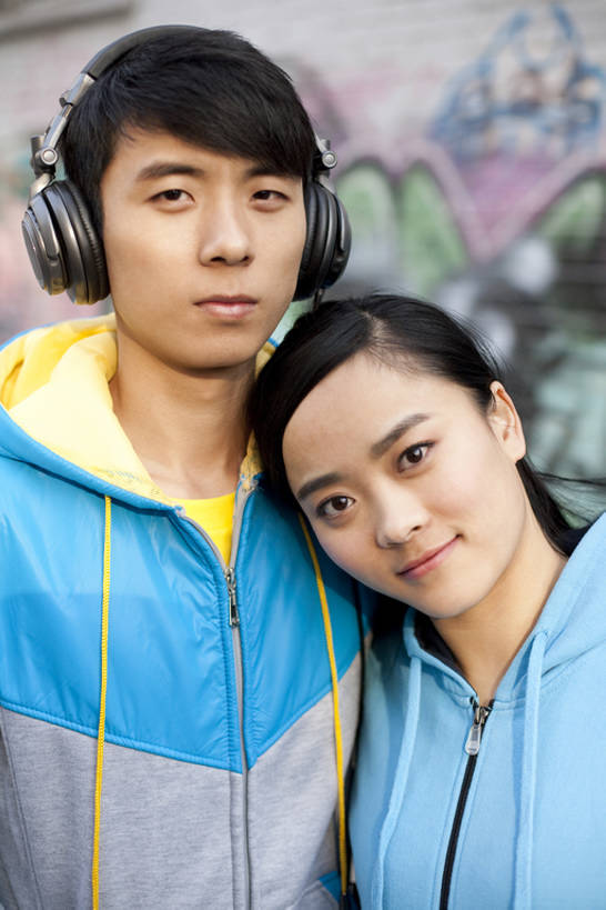 东方人,成年人,两个人,夫妻,微笑,竖图,室外,正面,爱情,时尚,快乐,友谊,幸福,信心,电脑,笔记本电脑,城市,街道,北京,中国,亚洲,服装,网络,浪漫,音乐,听,注视,休闲装,漂亮,通讯设备,衣服,耳机,观察,看,休闲,休闲服,连帽衫,恩爱,个性,恋人,摄影,服饰,生活方式,观看,察看,无线,酷,嘻哈,享乐,愉悦,关注,时髦,肖像,通信设备,无线网络,帽衫,市区,无线上网,便携式电脑,平板电脑,东亚,陪同,时兴,陪伴,异性恋,手提电脑,男人,男性,年轻男性,年轻女性,女人,女性,亚洲人,中国人,年轻人,夫妇,情侣,半身,彩图,欢乐,涂鸦,伴侣,流行音乐,态度,伴随,bj175