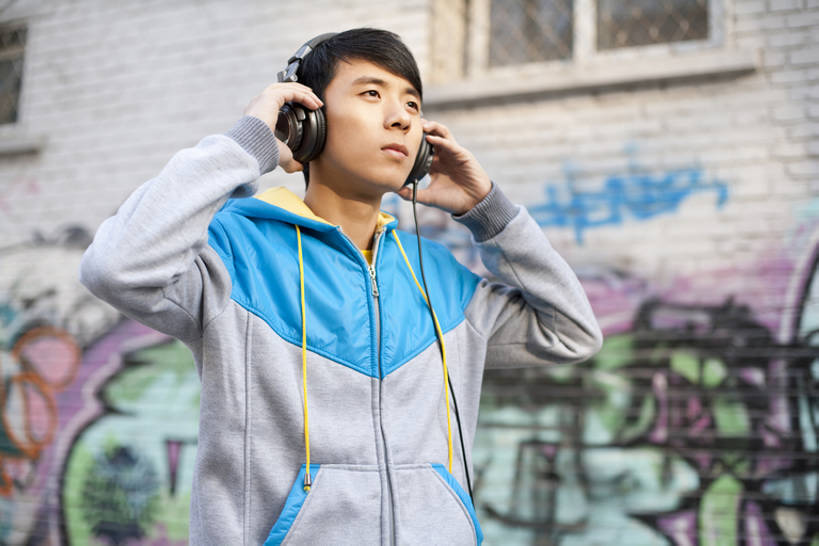东方人,成年人,一个人,横图,室外,留白,正面,时尚,信心,城市,街道,北京,中国,亚洲,仅一个男性,仅一个人,服装,音乐,听,注视,休闲装,漂亮,仅一个年轻男性,衣服,耳机,观察,看,休闲,休闲服,连帽衫,个性,摄影,服饰,生活方式,观看,察看,酷,嘻哈,享乐,愉悦,关注,时髦,帽衫,市区,东亚,时兴,男人,男性,年轻男性,亚洲人,中国人,年轻人,半身,彩图,涂鸦,流行音乐,态度,bj175