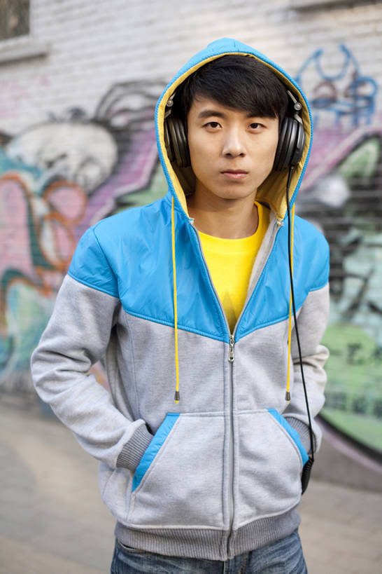 东方人,成年人,一个人,竖图,室外,正面,时尚,信心,城市,街道,北京,中国,亚洲,仅一个男性,仅一个人,服装,音乐,听,注视,休闲装,漂亮,仅一个年轻男性,衣服,耳机,观察,看,休闲,休闲服,连帽衫,个性,摄影,服饰,生活方式,观看,察看,酷,嘻哈,享乐,愉悦,关注,时髦,肖像,手插袋,帽衫,市区,东亚,时兴,男人,男性,年轻男性,亚洲人,中国人,年轻人,插兜,手插兜,半身,彩图,涂鸦,手抄兜,流行音乐,态度,bj175