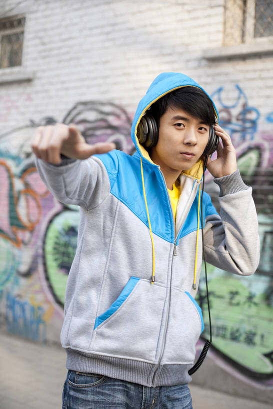 东方人,成年人,一个人,竖图,室外,正面,时尚,信心,城市,街道,北京,中国,亚洲,仅一个男性,仅一个人,指,服装,音乐,听,注视,指点,休闲装,漂亮,仅一个年轻男性,衣服,耳机,观察,看,手势,休闲,休闲服,连帽衫,个性,摄影,服饰,生活方式,观看,察看,酷,嘻哈,享乐,指向,愉悦,关注,时髦,肖像,手插袋,帽衫,市区,东亚,时兴,男人,男性,年轻男性,亚洲人,中国人,年轻人,插兜,手插兜,半身,彩图,涂鸦,打手势,手抄兜,流行音乐,态度,bj175