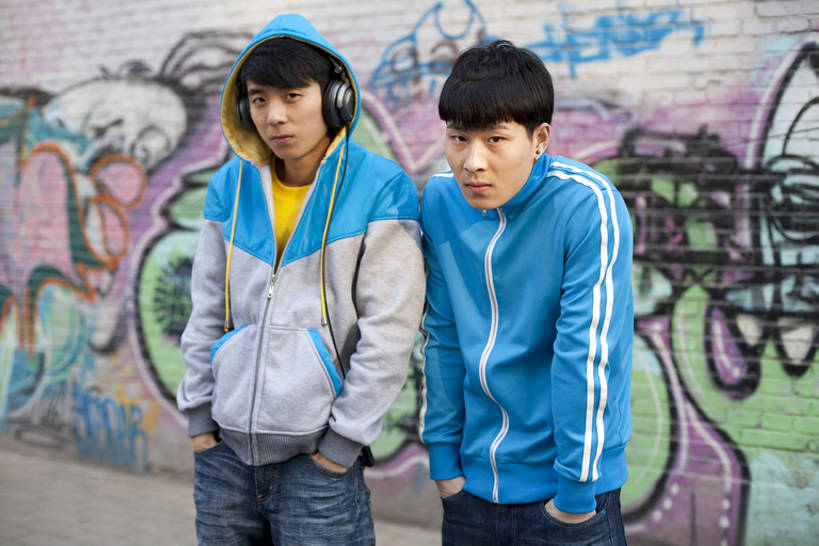 东方人,成年人,一个人,两个人,横图,室外,留白,正面,运动服,时尚,友谊,信心,城市,街道,北京,中国,亚洲,仅一个男性,仅一个人,服装,音乐,听,注视,休闲装,漂亮,仅一个年轻男性,衣服,耳机,观察,看,休闲,休闲服,连帽衫,个性,摄影,服饰,生活方式,观看,察看,酷,嘻哈,享乐,衣着,愉悦,穿着,关注,时髦,肖像,手插袋,帽衫,市区,东亚,衣饰,时兴,男人,男性,年轻男性,亚洲人,中国人,年轻人,插兜,手插兜,半身,彩图,涂鸦,手抄兜,运动装,流行音乐,态度,bj175