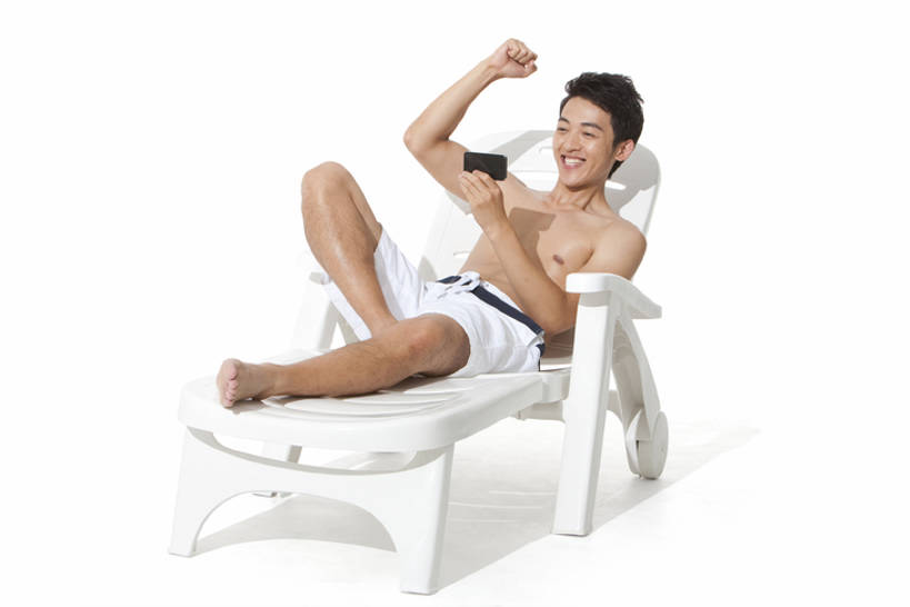 东方人,一个人,坐,举,微笑,横图,白色背景,正面,泳装,度假,日光浴,快乐,通讯,互联网,技术,手机,中国,亚洲,泳裤,欢呼,庆祝,触摸屏,刺激,夏天,托,便利,享乐,愉悦,发短信,网上冲浪,智能手机,东亚,无线电技术,年轻男性,亚洲人,中国人,年轻人,休闲椅,举起,举手,举着,向上举,向上伸,向上托,彩图,全身,影棚拍摄,一见钟情,bj175