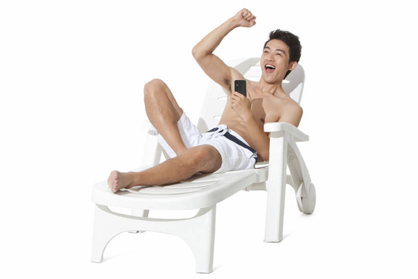 东方人,一个人,坐,举,微笑,横图,白色背景,正面,泳装,度假,日光浴,快乐,通讯,互联网,技术,手机,中国,亚洲,泳裤,欢呼,庆祝,触摸屏,刺激,夏天,托,便利,享乐,愉悦,发短信,网上冲浪,智能手机,东亚,无线电技术,年轻男性,亚洲人,中国人,年轻人,休闲椅,举起,举手,举着,向上举,向上伸,向上托,彩图,全身,影棚拍摄,一见钟情,bj175